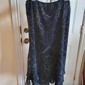 LAURA PLUS feminine skirt made of light material